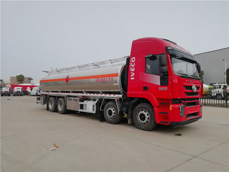 上汽紅巖29.7方前四后八鋁合金運油車，20噸運油車