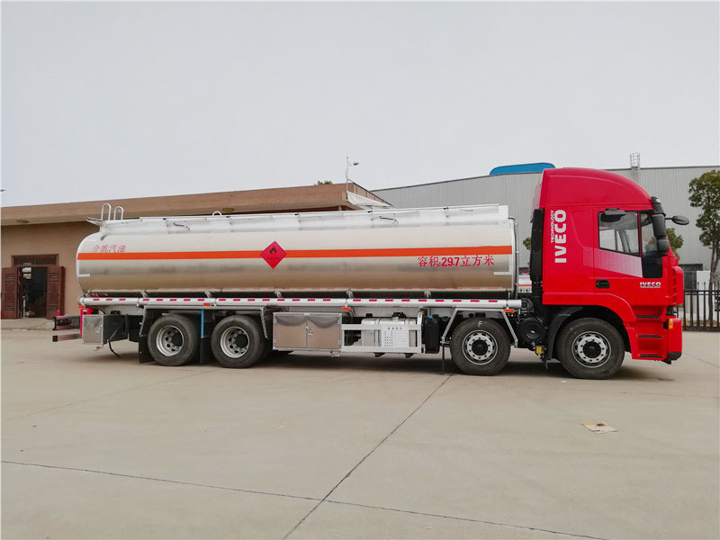 上汽紅巖29.7方前四后八鋁合金運油車，20噸運油車