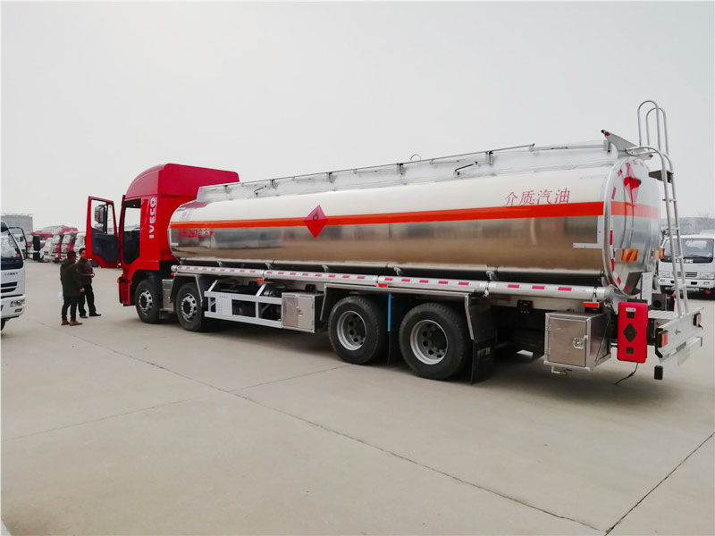 上汽紅巖29.7方前四后八鋁合金運油車，20噸運油車
